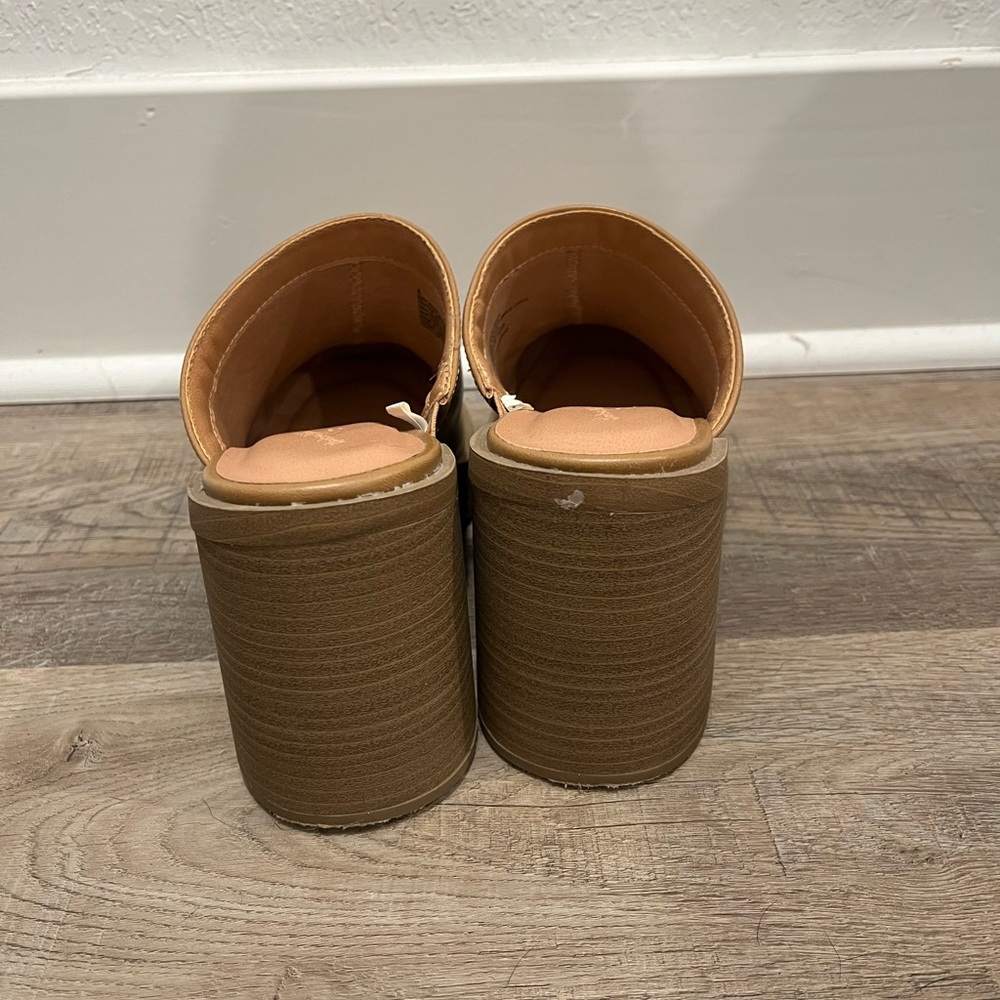Universal Thread Clogs - Picture 4 of 5